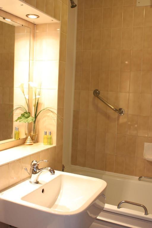 Bed and Breakfast 17 Wilmington Square Истбурн Номер фото