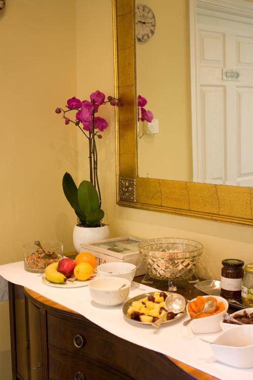 Bed and Breakfast 17 Wilmington Square Истбурн Экстерьер фото